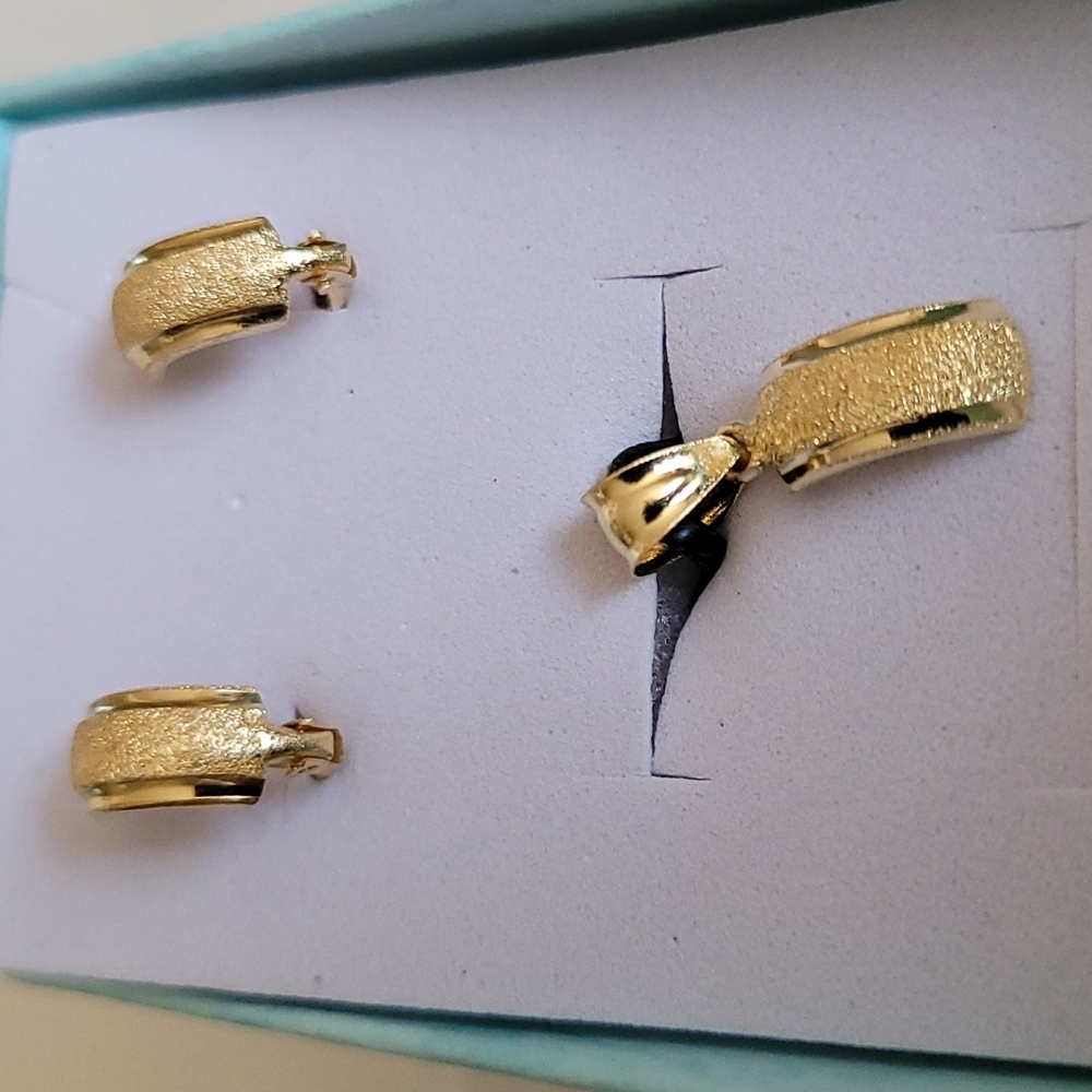 💥Sold💥18K Pendant and Earring Set